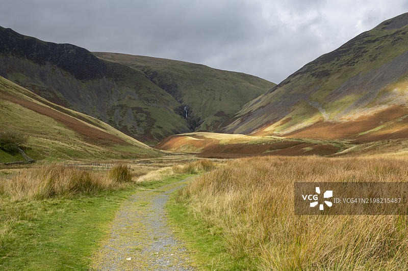 霍吉尔山脉中的考特利喷泉瀑布景观图片素材