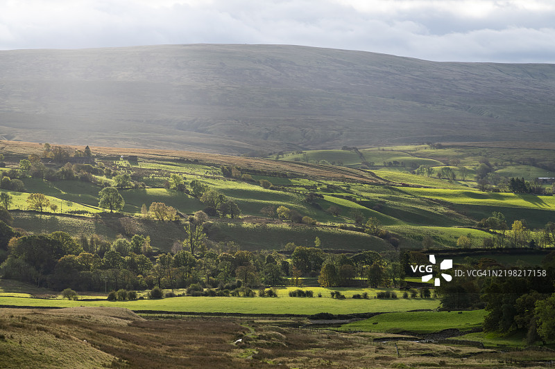 英格兰北部塞德伯赫附近山丘上的阳光图片素材