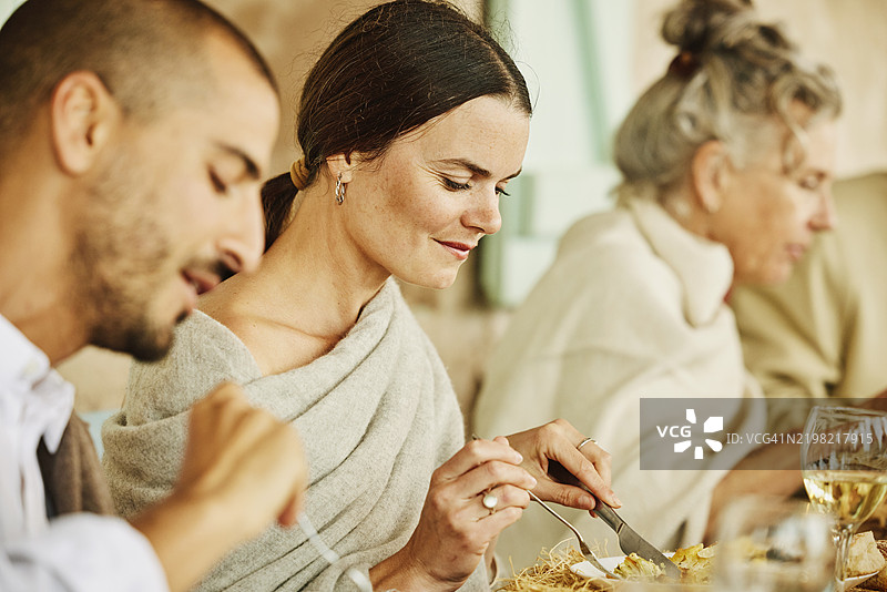 婚礼宾客在接待会上享用晚餐的特写镜头图片素材