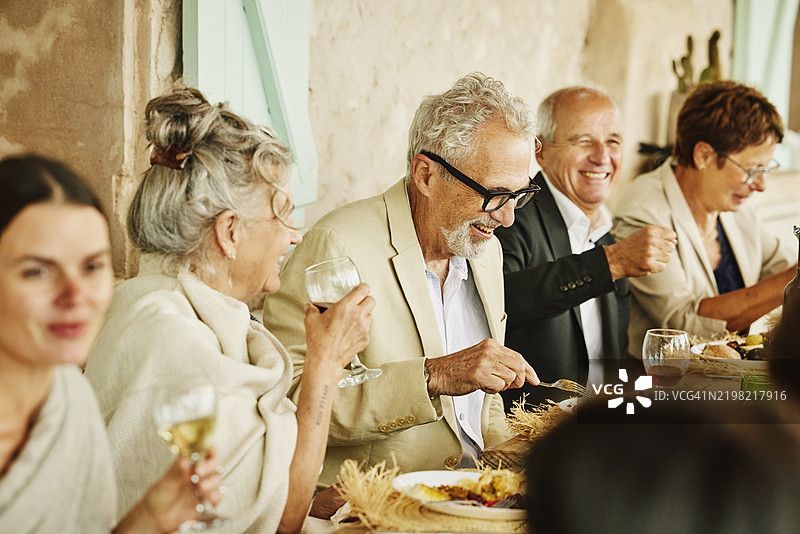 中景特写镜头，年长的新婚夫妇享受婚宴晚餐图片素材