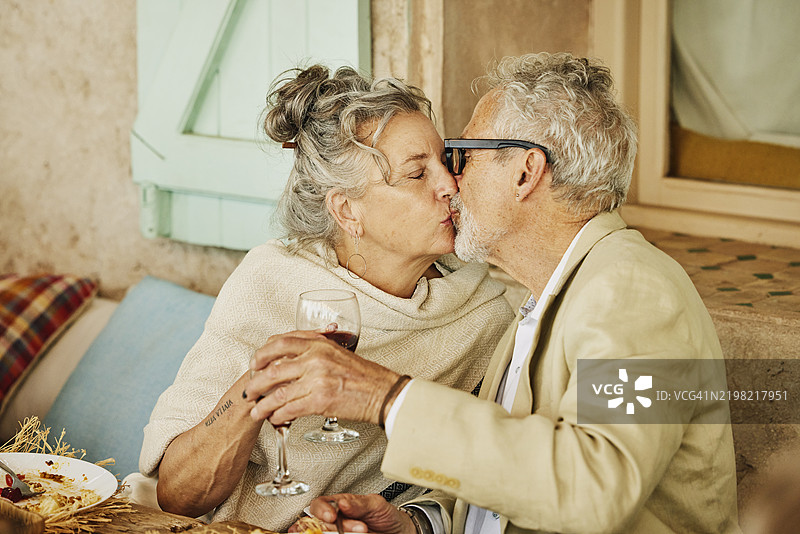 新婚老年夫妇在婚宴上亲吻的中景镜头图片素材