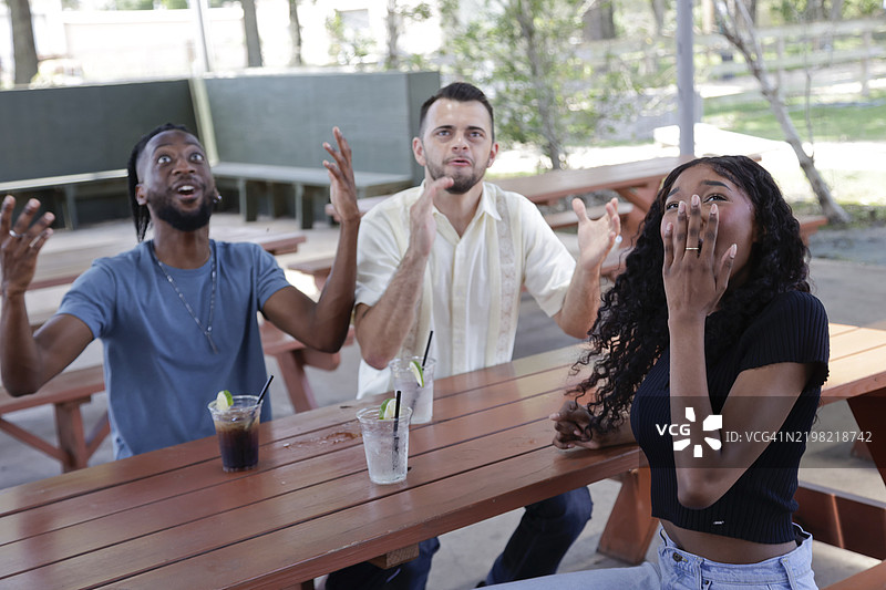 朋友们在美食广场聚会图片素材