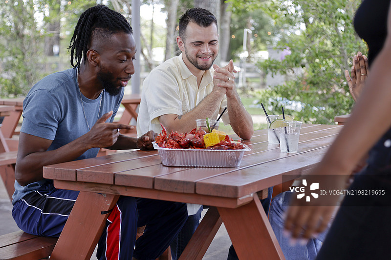 朋友们在美食广场聚会图片素材