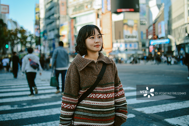 时尚的日本女性在东京过马路图片素材