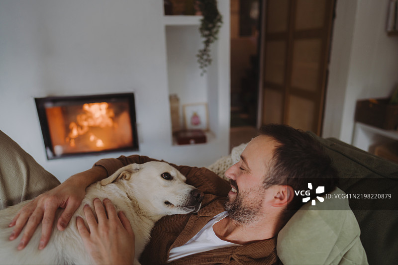 在壁炉旁一起享受时光图片素材