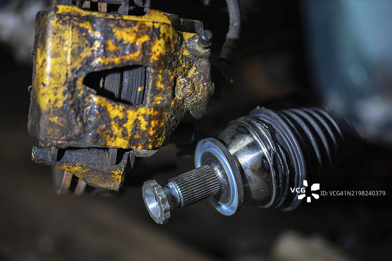 生锈的刹车卡钳和车辆机械部件的特写镜头图片素材