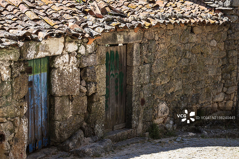葡萄牙蒙萨托（伊达纳-阿诺瓦）街道上一座废弃建筑的古老墙壁和门。图片素材