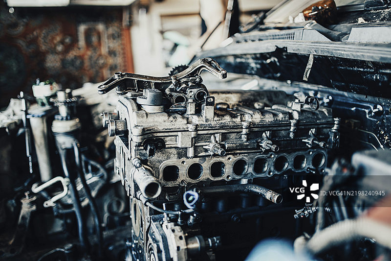 汽车修理店内正在修理的发动机特写镜头图片素材