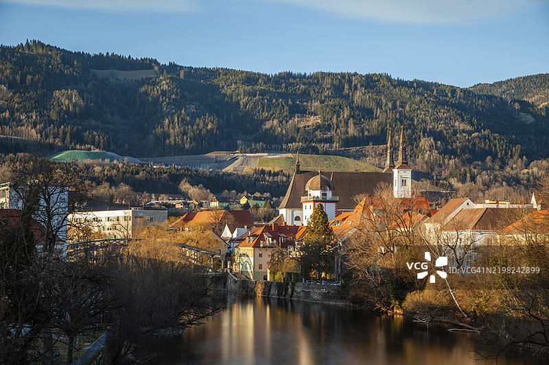 历史悠久的城市中心，位于穆尔河畔的莱奥本老城区，蘑菇塔和圣哈维尔教堂，长时间曝光，莱奥本，施蒂利亚，奥地利，欧洲图片素材