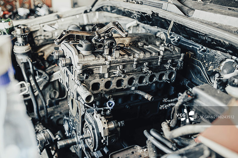 正在修理的发动机的详细视图，暴露出各种金属部件图片素材