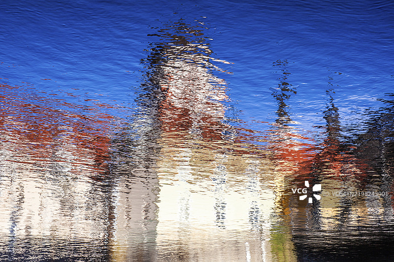 奥地利施蒂利亚州莱奥本的历史古镇建筑群映照在穆尔河中图片素材