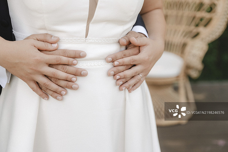新婚夫妇在特别的日子里分享温馨时刻，象征着他们的爱与承诺图片素材