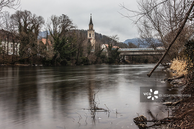 穆尔河上的圣阿方索修道院教堂景观，属于奥地利希腊东正教会，长时间曝光，莱奥本，施蒂利亚，奥地利，欧洲图片素材