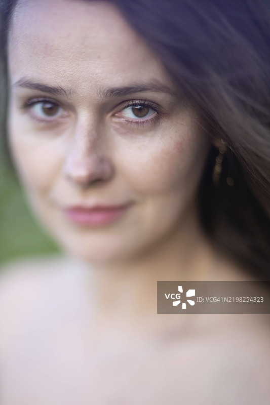 特写肖像，聚焦于女性的面部，柔和的焦点突显她的自然优雅。图片素材