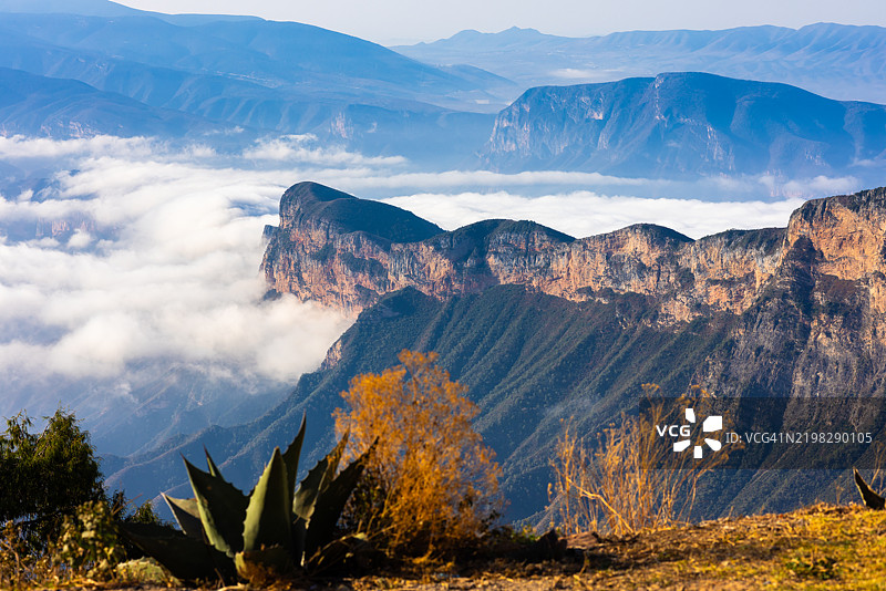 墨西哥日出时分，云雾环绕的山脉风景。图片素材