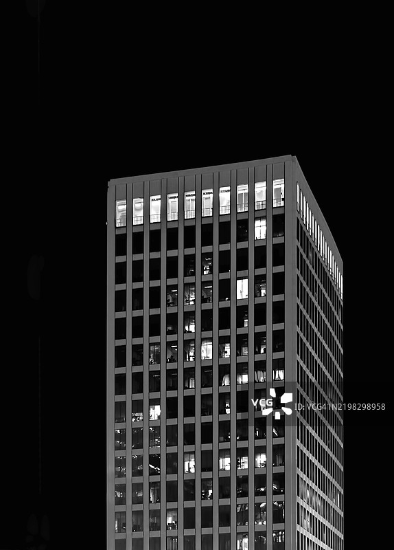 单色夜间摩天大楼图片素材