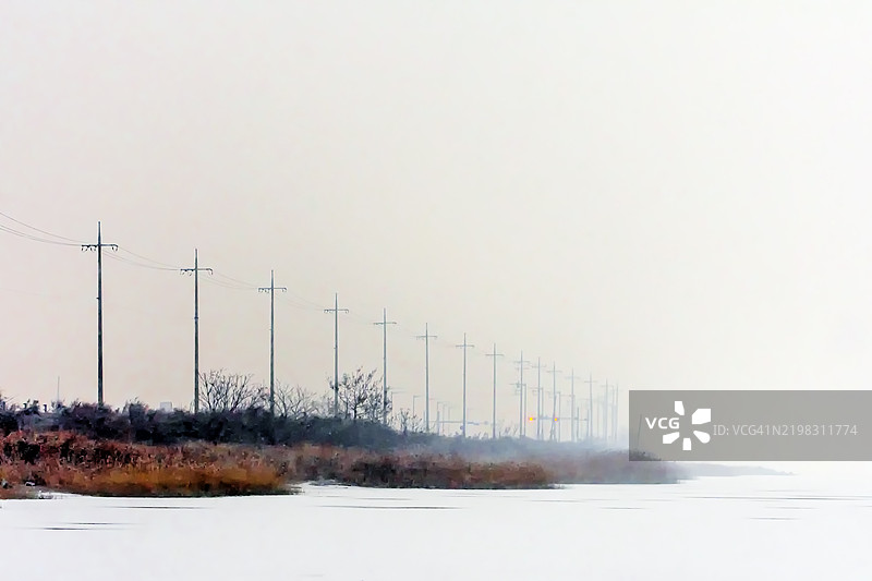 一系列延伸入雾中的电线杆图片素材