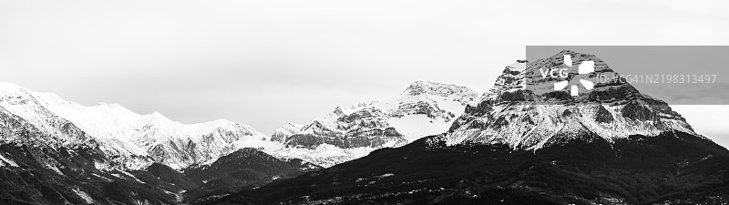 黑白色调的雪山全景图片素材