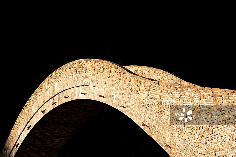 拱形石桥在黑暗背景下图片素材