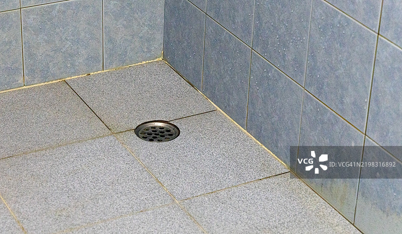 浴室里的脏地板图片素材