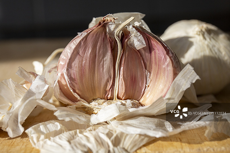 半个大蒜头的特写 - 超级食品图片素材