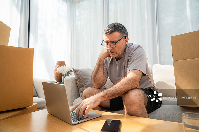 一个正在搬家的男人图片素材
