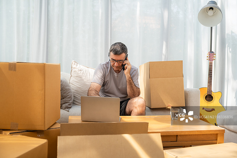 一个搬家的男人图片素材