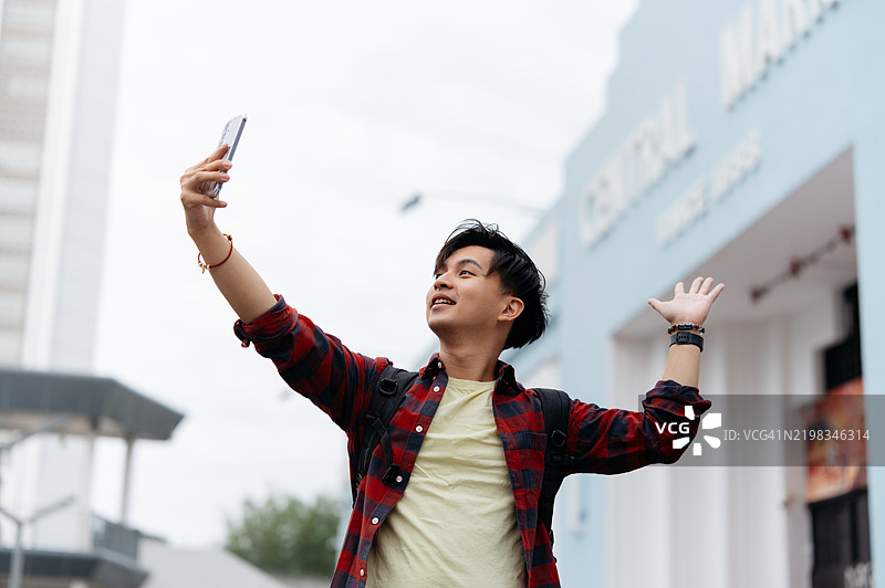 年轻的亚洲男子在吉隆坡旅行图片素材