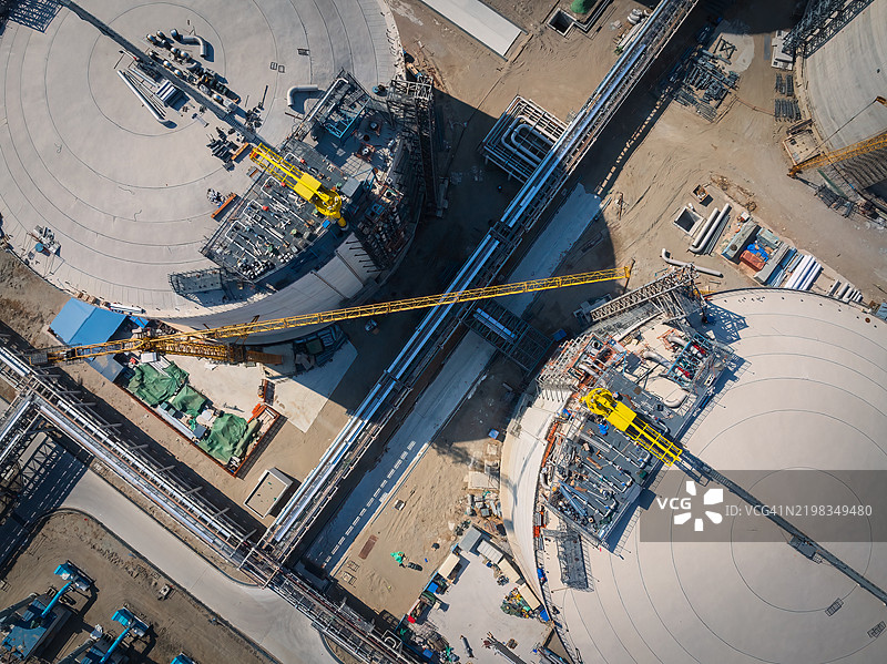许多整齐排列的大型圆柱形储罐图片素材
