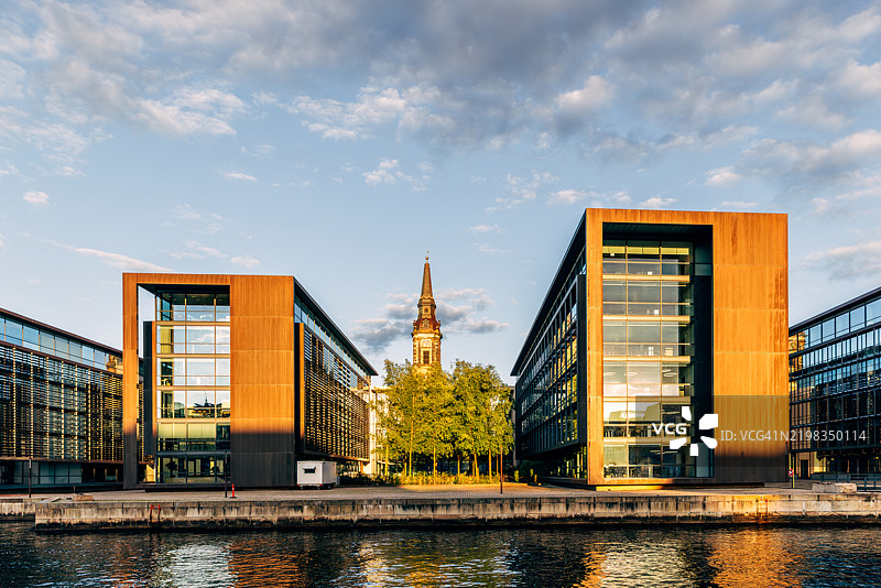 哥本哈根基督教港的现代办公楼和基督教堂沿运河而建图片素材