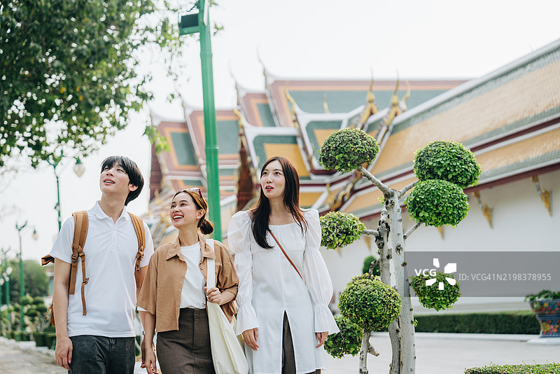 亚洲游客在泰国曼谷度假时感到快乐和惊喜。图片素材