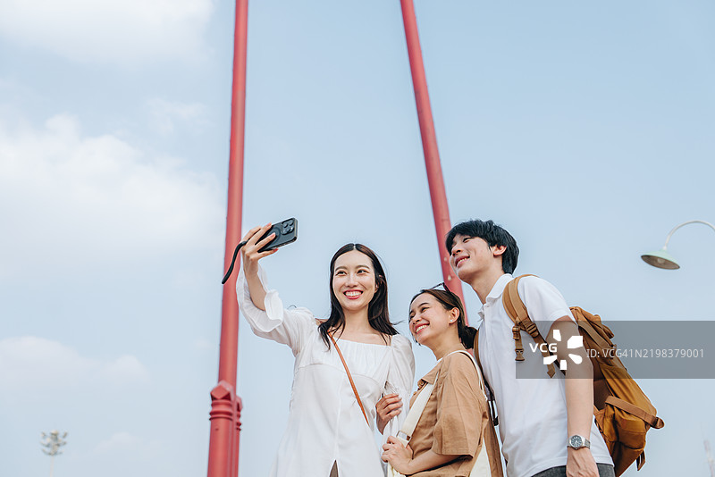 亚洲游客在泰国曼谷度假时感到快乐和印象深刻。图片素材