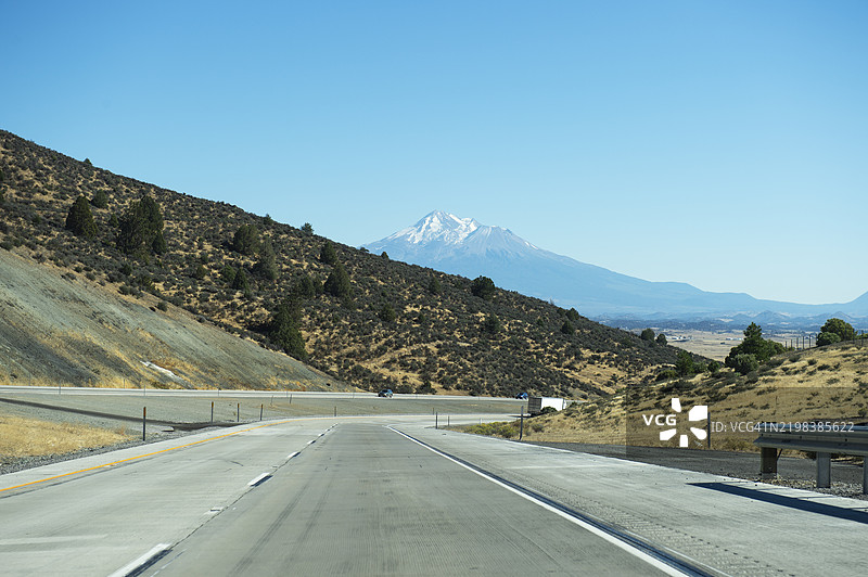 靠近耶里卡的蜿蜒道路和雪山图片素材