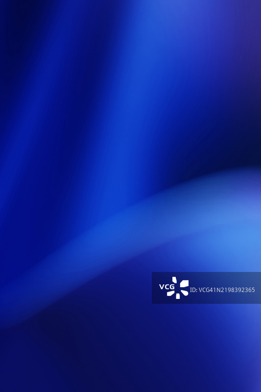 抽象的光滑明亮海军蓝渐变纹理背景。未来感的3D图案。设计元素。留白，文本位置。霓虹空白竖幅横幅。图片素材