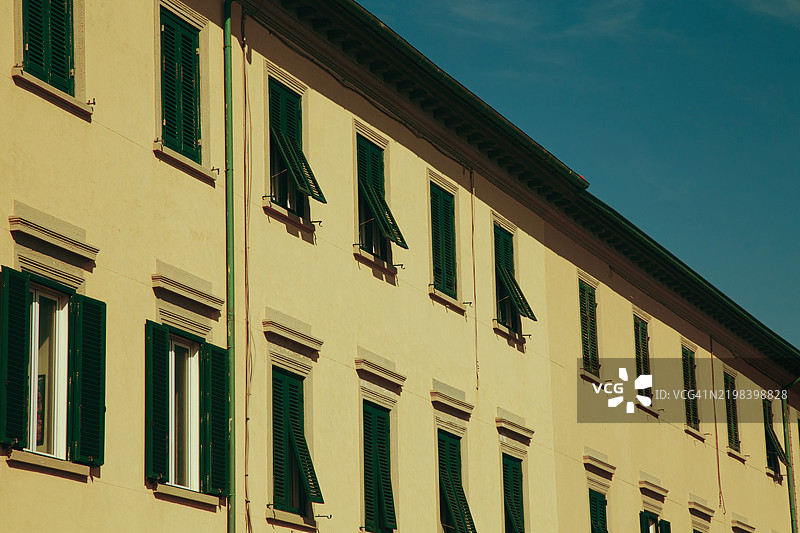 传统意大利建筑与绿色木百叶窗图片素材