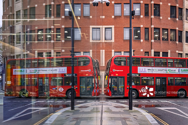 伦敦蒙塔古街上双层巴士的倒影图片素材