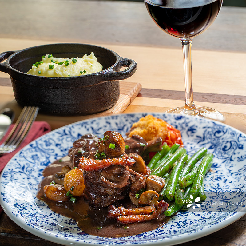 嫩牛肉、填充番茄和烤青豆图片素材