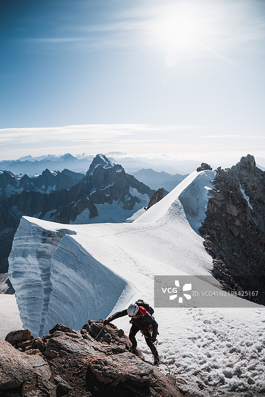 勇敢的登山者征服雪-covered山脊图片素材
