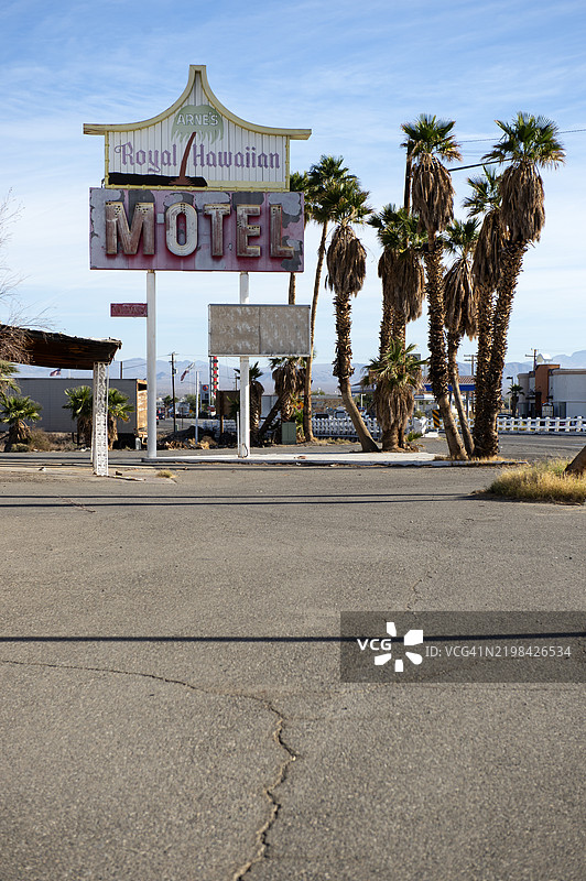 贝克的汽车旅馆招牌和棕榈树图片素材