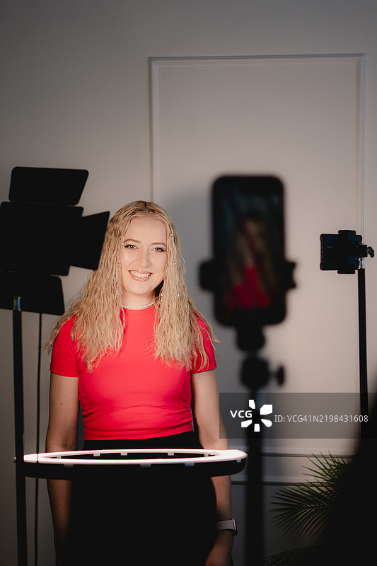 年轻的网红正在用环形灯和软箱录制视频内容图片素材