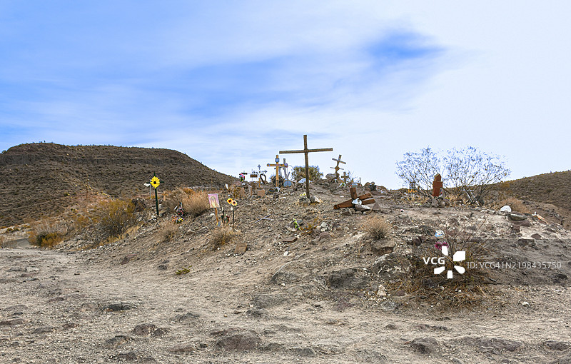 “坐格里夫斯山口”的十字架和纪念碑，“纪念碑”，位于美国亚利桑那州历史悠久的西部小镇奥特曼附近的“66号公路”上的一个小型休闲墓地。图片素材