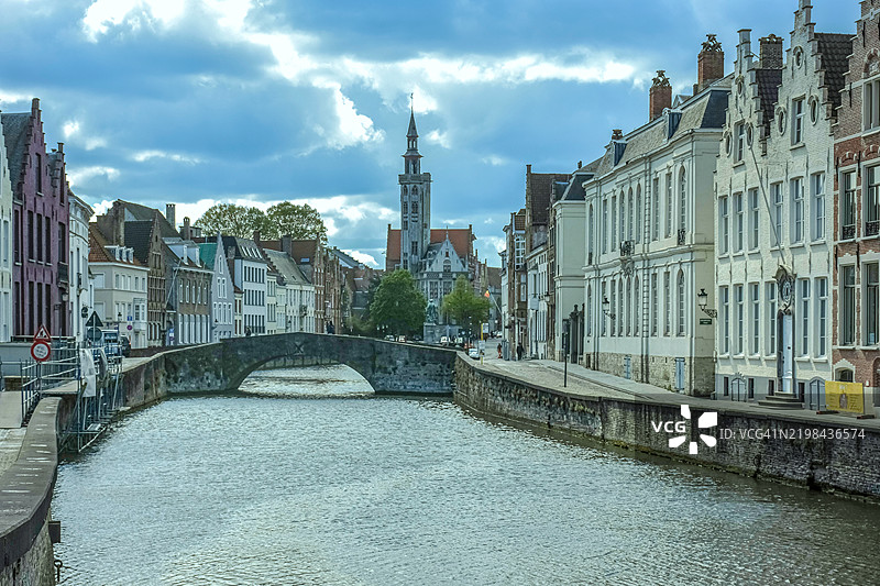 布鲁日，弗兰德斯，比利时的“Spinolarei”和“Spiegelrei”运河，背景是“Poortersloge”塔（“市民会所”）。图片素材