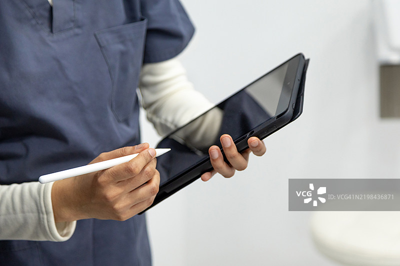 医生在医疗环境中使用数字平板和触控笔图片素材