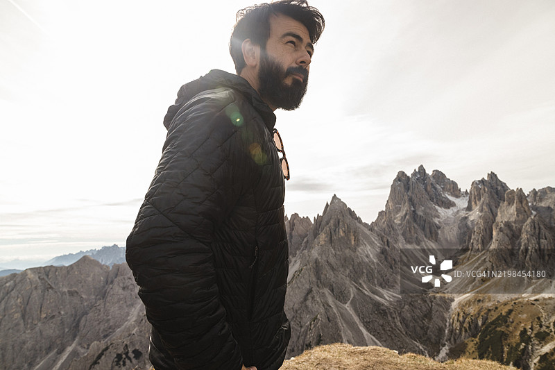 男子欣赏多洛米蒂山脉图片素材