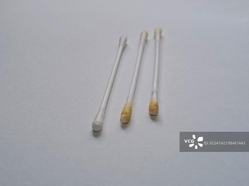 使用过的棉签（展示耳垢的使用过的棉签）图片素材
