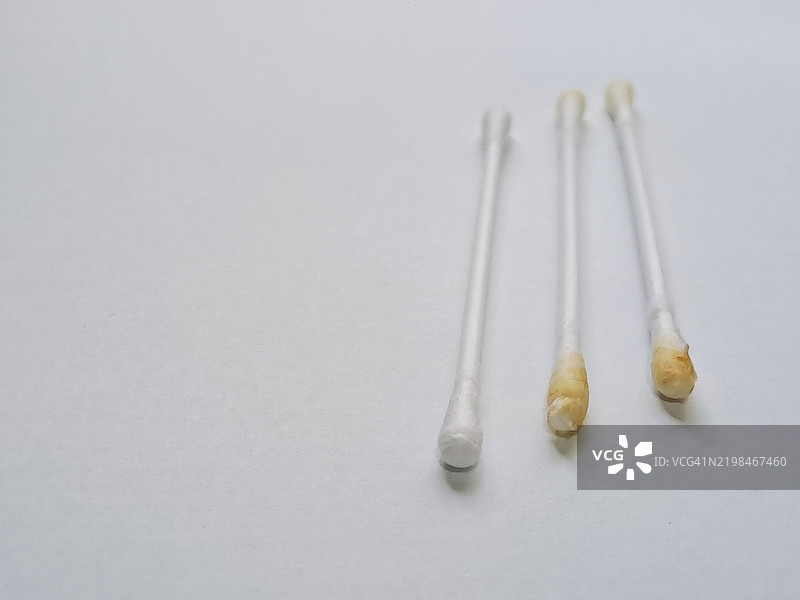 使用过的棉签（展示耳垢的使用过的棉签）图片素材