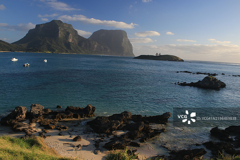 黄昏时分，透过泻湖远望戈尔山和利德伯德山，霍威岛景色。图片素材