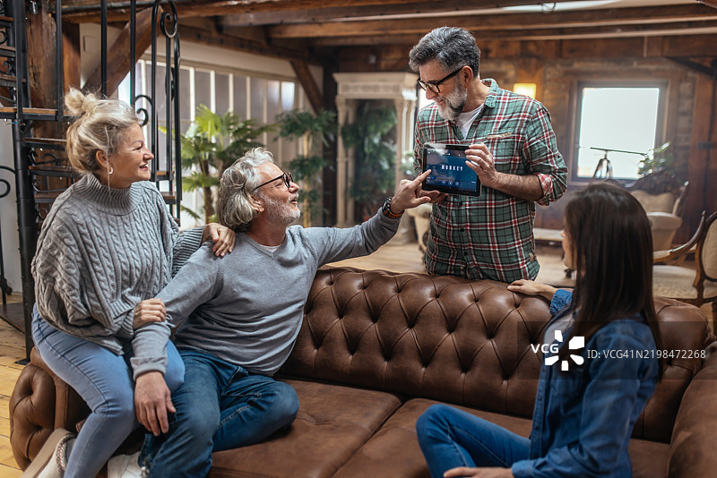 老年朋友在家玩“猜猜谁”游戏图片素材