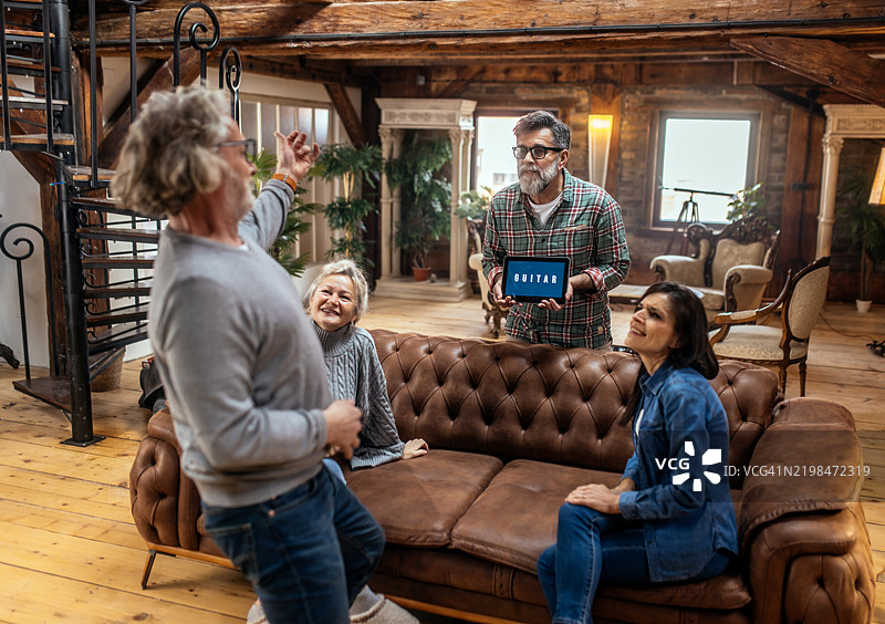 老年朋友在家玩“猜猜谁”游戏图片素材