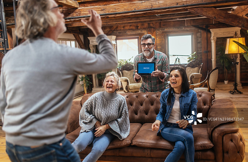 老年朋友在家玩“猜猜谁”的游戏图片素材